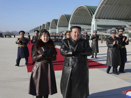 Севернокорейският лидер Ким Чен Ун и дъщеря му наблюдаваха демонстрация