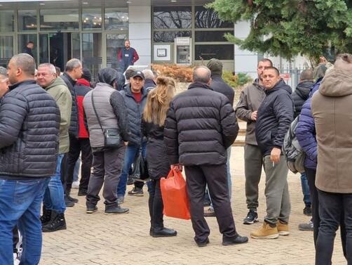 Работници на Мини Марица Изток се събраха на символичен протест