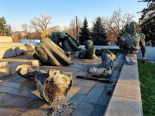 Демонтираните бронзови фигури от Паметника на съветската армия ще бъдат
