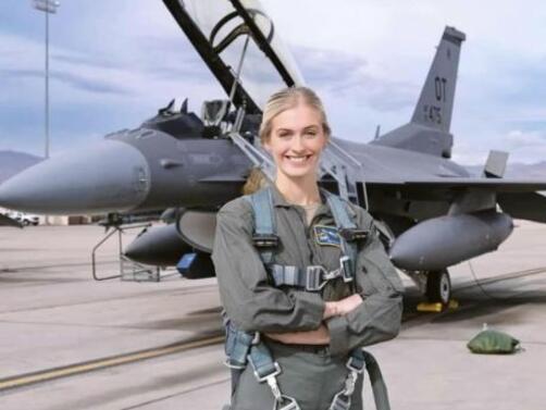 22 годишна лейтенантка от военновъздушните сили на САЩ и студентка в