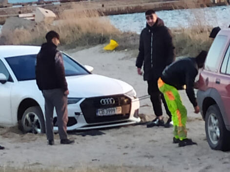 Лек автомобил Ауди с тузарска софийска регистрация заседна на плаж