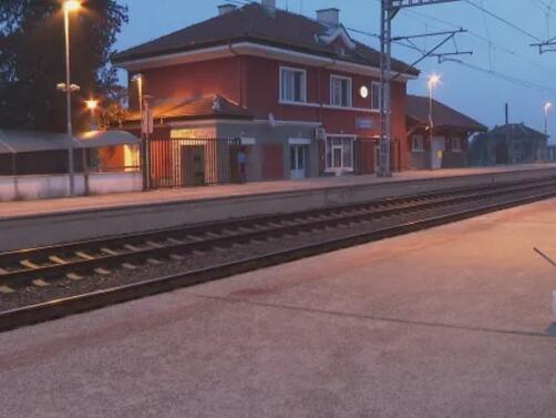Хора пътуващи от гара Поповица и жп спирка Садово стоят