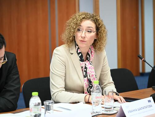 Социалният министър Иванка Шалапатова обяви че заплатите на работещите в