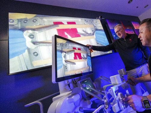 Шестима хирурзи в щата Небраска управляваха медицински робот който се