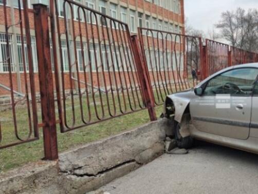 18 годишен неправоспособен водач блъсна свой връстник и се удари в