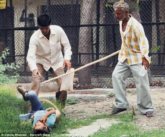 Макак нападна зверски дете в индийски зоопарк