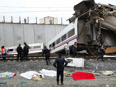 Влакова катастрофа отне живота на поне 65 души в Испания