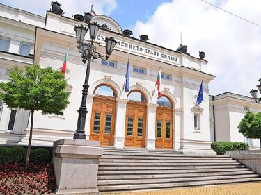 Свикват извънредно заседание на парламента до дни