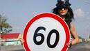 Оскъдно облечени девойки следят за високите скорости в Русия (ВИДЕО)