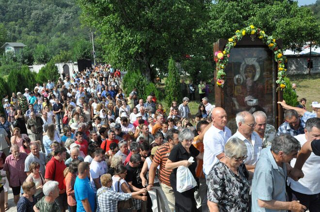 Стотици се поклониха пред Богородичната сила в Троянския манастир