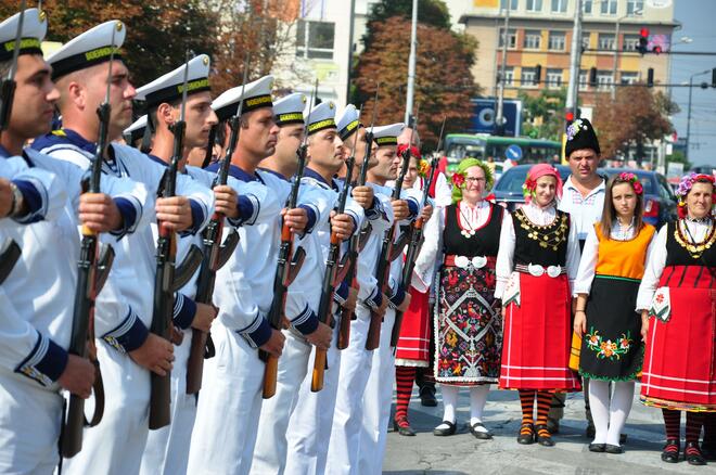 Днес във Варна отбелязаха  и празника на града. Рано сутринта в  катедралата  "Св. Успение Богородично" бе отслужена празнична литургия.