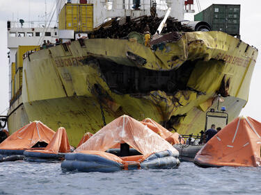 35 загинаха при сблъсък на ферибот и товарен кораб във Филипините