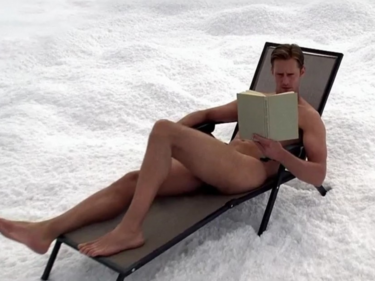 Александър Скарсгард остава по мъжко достойнство в снега (18+)