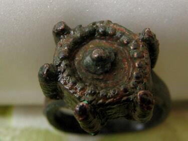 Край нос Калиакра откриха пръстен с кухина за отрова от XІV век