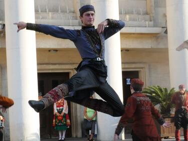 Екзотични танци развеселяват Бургас