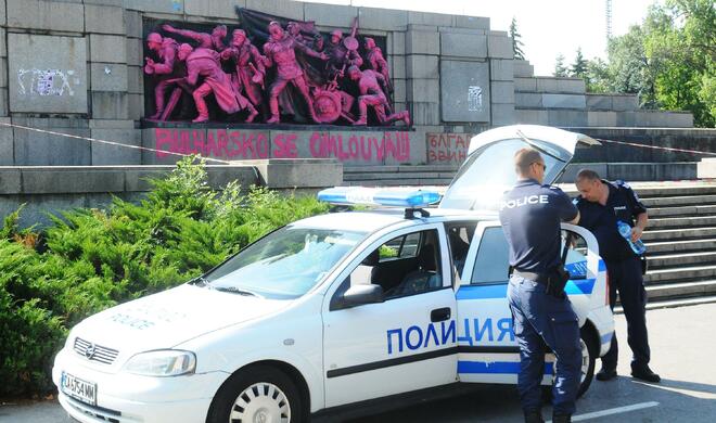 Паметникът на Съветската армия в София посрещна новия ден с надпис "България се извинява!"