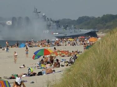 Десантен кораб налетя на плажуващи край Калининград (ВИДЕО)