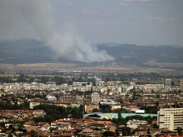 Над 60 горски се борят с огнената стихия край София
