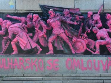 Русия иска наказания за вандалите, боядисали съветските войници