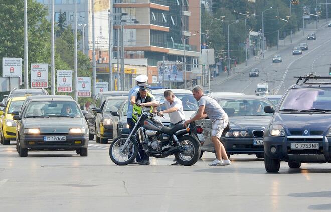 Мотор се е сблъскал с автомобил “Reno” в центъра на София, до моста на влюбените