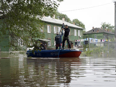 Потопът в руския Далечен изток продължава да настъпва