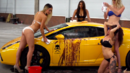 Плеймейтки по бикини мият Lamborghini (ВИДЕО)