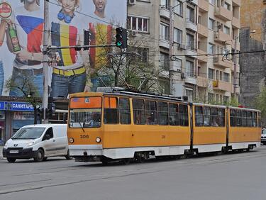 Блъсната от трамвай е с опасност за живота