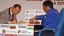 Топалов загуби от Ананд на старта на последния турнир "Амбър"
