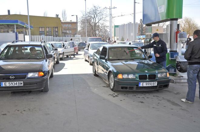 Протестиращи превозвачи на бензиностанция в Благоевград