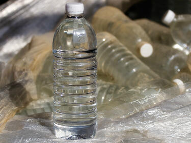 Вредно ли е да пием бутилирана вода