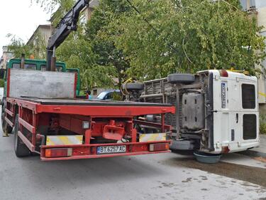 Паяк обърна бус на тротоара (СНИМКИ)