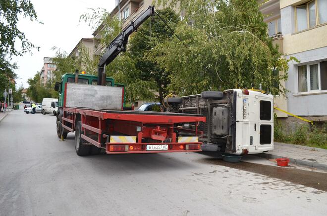 Паяк обърна бус на тротоара (СНИМКИ)