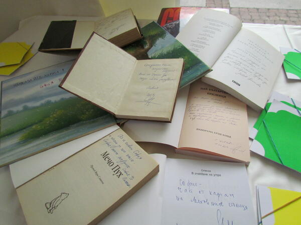 Именниците днес дариха книги на столицата, на които написаха пожеланията си към града