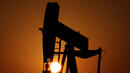 Петролът стремглаво поевтинява