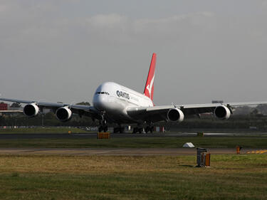 Отново неприятности за Qantas, този път удар от мълния
