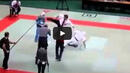 Лудница: рефер преби състезатели по кикбокс по време на мач (ВИДЕО)