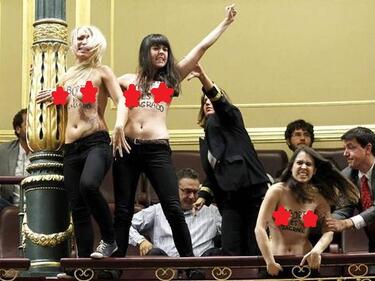 Феминистки разлюляха голи гърди в знак на протест (ВИДЕО)