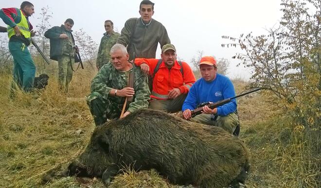 Огромен глиган повалиха по време на ловен излет