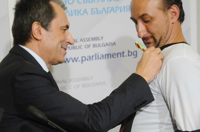 Орешарски разписа фланелката на свой фен