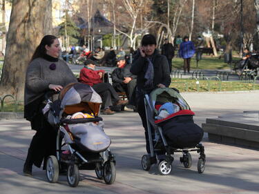 Майките на две деца вече ще вземат по 90 лв. за тях