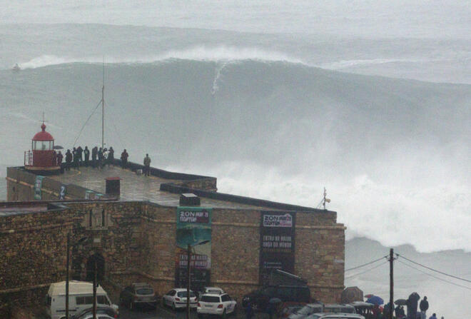 Смайващо! Гигантична 24-метрова вълна едва не затри сърфистка (ВИДЕО+СНИМКИ)