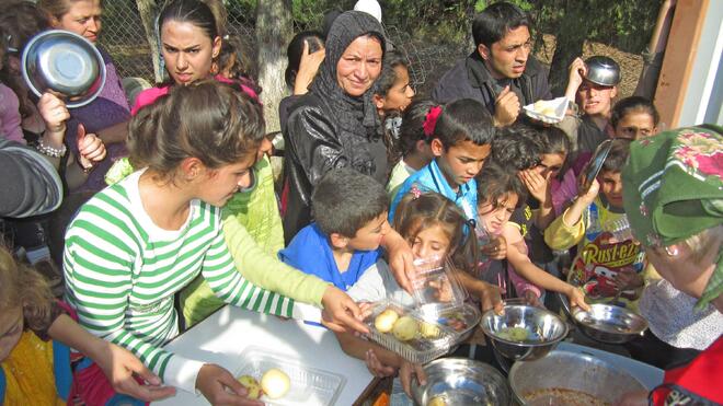 Допълнителен обяд за бежанците в Харманли
