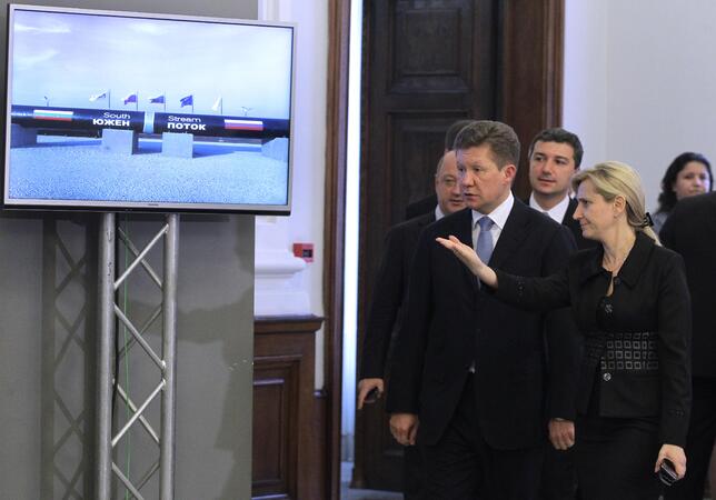 Алексей Милер наблюдава първата копка, чрез видеоконферентна връзка
