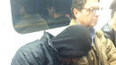 Мъж с невероятна реакция към непознат, заспал на рамото му в метрото