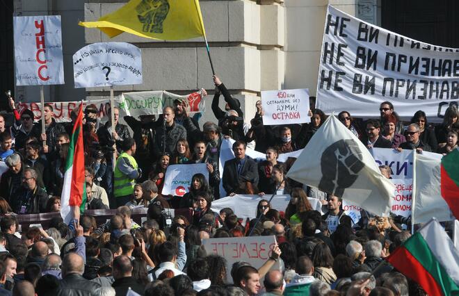 Протестиращите студенти в опит да щурмуват парламента