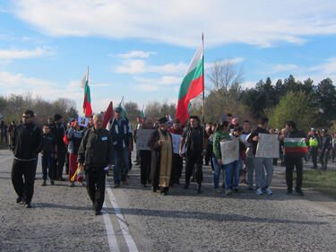 Близо 1000 души протестират срещу бежанския лагер в Телиш