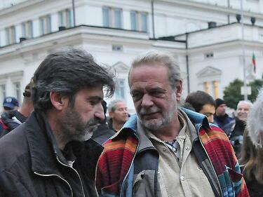 Всички различни трябва да са подозрителни?