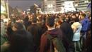 Протестиращите "похитиха" металните заграждения пред парламента