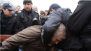 Щракнаха Шарков на протестите, полицай го стиска за врата