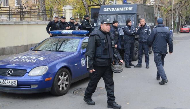 Полицията на нокти, митингите започнаха